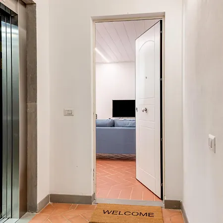 Tommy - Sweet Dreams In Apartment Florence