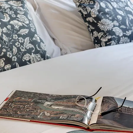 Tommy - Sweet Dreams In Apartment Florence